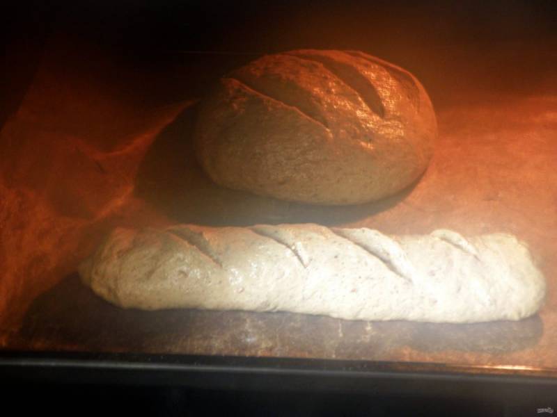 Выложите хлеб на лист, я подстилаю коврик для выпечки. Дайте подойти, после чего сделайте косые надрезы-насечки. Поставьте хлеб в духовку с температурой в 50 градусов, плесните на дно духовки стакан горячей воды. Дайте хлебу подойти с паром вдвое. Затем запекайте при 200 градусах до румяной корочки. Проверьте готовность хлеба, вынув и постучав по донышку. Готовый хлеб выдает звонкий звук, к тому же, он становится очень легким.

