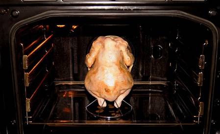 2. Помещаем курицу на специальную подставку, и запекаем в духовке при температуре 200 градусов. Если верх уже начнет стремительно румяниться, - прикроем верх курицы фольгой и продолжаем запекать, пока сок из курицы при проколе будет выделяться прозрачный, а не розоватый.