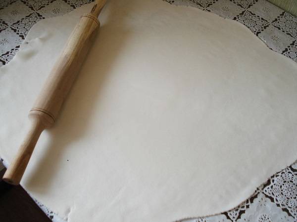 5. Рабочую поверхность присыпать сахарной пудрой и начать раскатывать мастику. Этот рецепт приготовления мастики для торта из желатина идеально подойдет для тонкого пласта, которым можно накрыть тортик. 