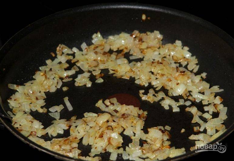 Обжарьте лук до золотистого цвета, а тем временем забросьте вариться порезанный картофель в бульон.
