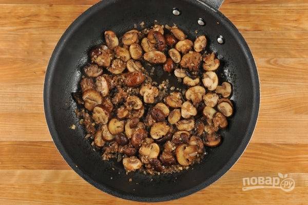 В сковороде разогрейте оливковое масло. Обжаривайте грибы в течение 3 минут, не мешая, затем ещё 3 минуты, помешивая. Добавьте лук, чеснок, соль и перец. Через 2 минуты влейте вино, доведите до кипения и готовьте 4 минуты.