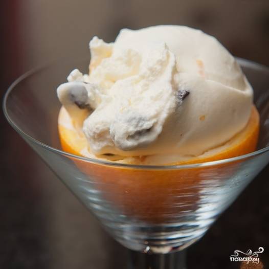 6. Подавайте мороженое в креманке или бокале на кружочке апельсина. Приятного аппетита!