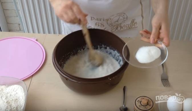 3.	Через положенное время перемешиваете содержимое миски и добавляете ваниль, оставшийся сахарный песок. 