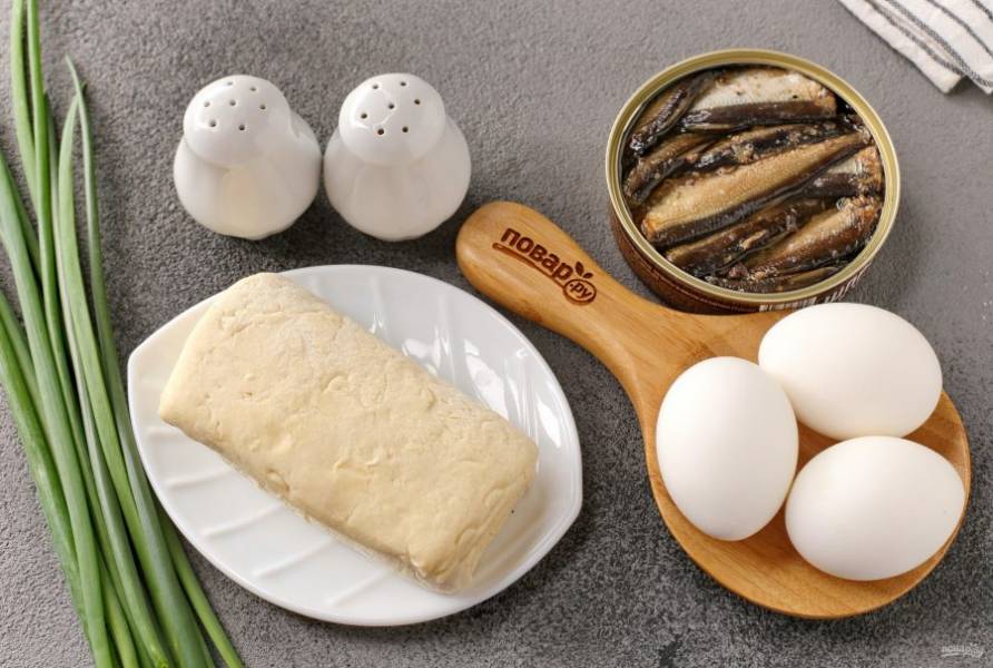 Подготовьте все ингредиенты. Яйца отварите и дайте остыть. Тесто достаньте из холодильника за 50-60 минут, чтобы оно разморозилось.