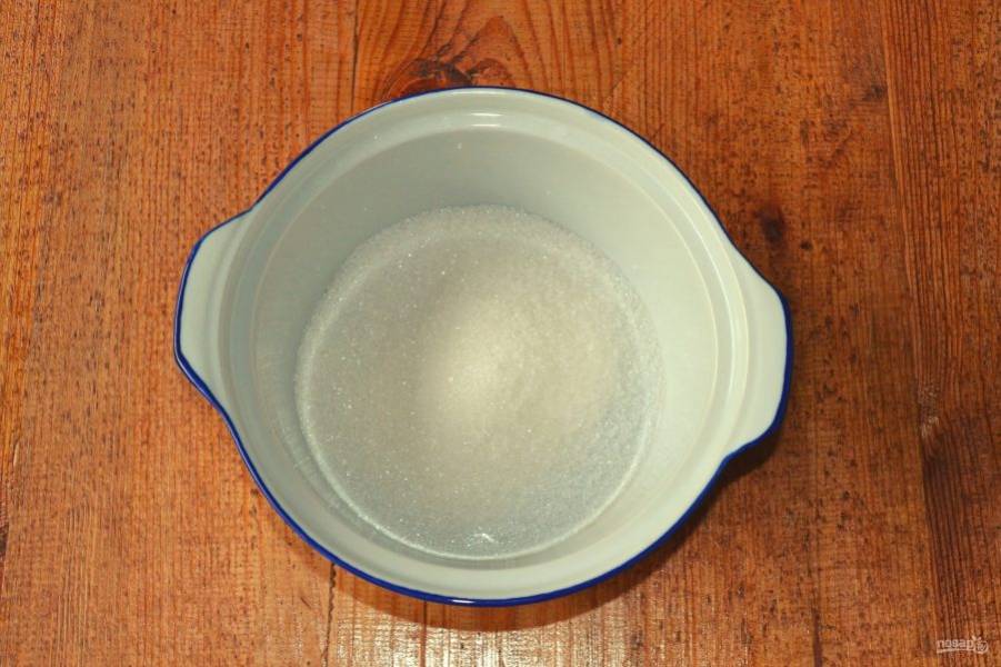 Параллельно можно заняться соусом. Для этого всыпьте сахар в кастрюльку или сотейник с толстым дном и поставьте на огонь. 