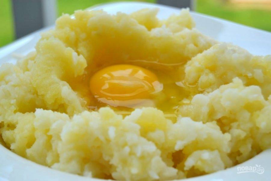 2.	Добавьте в миску с картофелем яйцо и 2 столовые ложки муки.