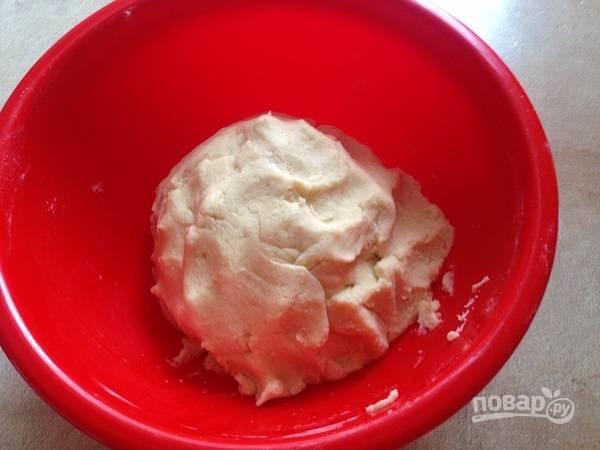5. И получаем мягкое песочное тесто. При необходимости можно добавить либо муку, либо немножко молока. Отправляем тесто на 1 час в холодильник.