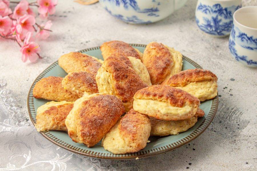 Достаньте готовые сочники из духовки и дайте им остыть.