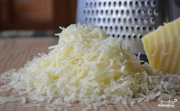 3. Параллельно натрите сыр. Использовать в рецепт приготовления закуски с грибами в тарталетках можно также сливочный сыр, будет очень вкусно. 