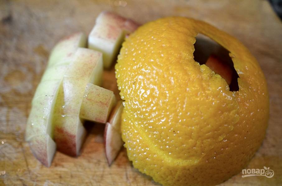 1. С апельсина срежьте кожуру, яблоко нарежьте кубиком.