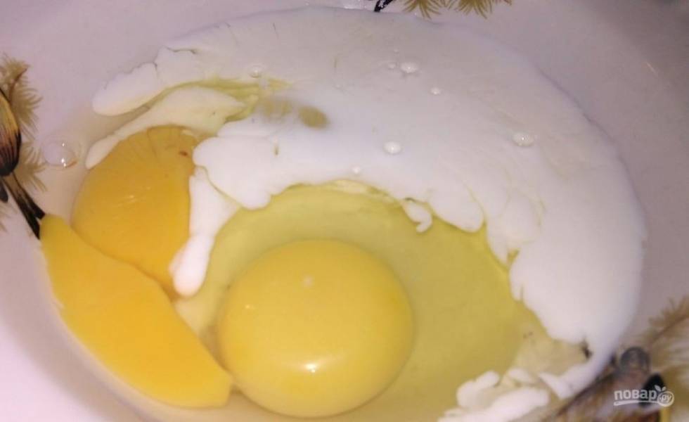 6. Отдельно взбейте яйцо с молоком. Не добавляйте соль (можно только травы).