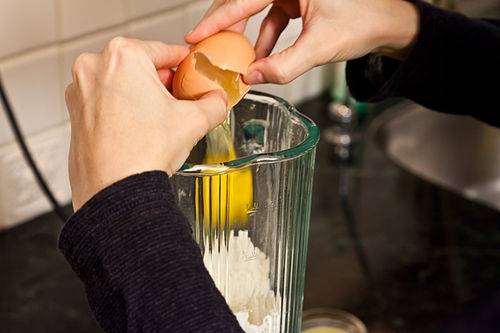 Готовим тесто для блинчиков в блендере. Разбиваем в блендер яйцо, добавляем сахар и соль. 