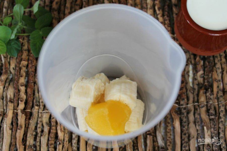 2. В чашу блендера кладем разломанный на кусочки банан и добавляем мед.