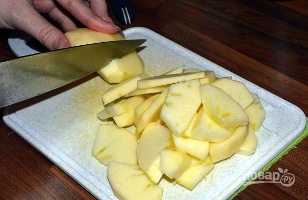5. Очистите яблоко от сердцевины и шкурки. Нарежьте тонкими ломтиками. Для дополнительного аромата можно добавить щепотку корицы. 