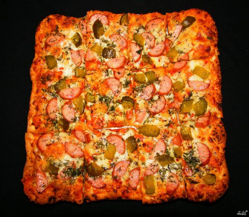 Пицца с колбасой и маринованными огурцами