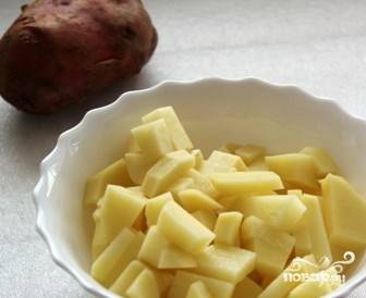 Картофель очистите и нарубите. Чем мельче будут нарезаны клубни, тем быстрее сварится суп. Выложите картошечку в кастрюльку, варите до полной готовности. 