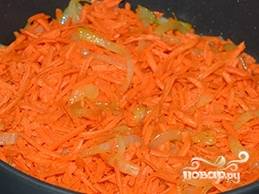 Очистите и нарубите лучок. Затем натрите морковку. Положите овощи в чашку мультиварки, предварительно разогрев в ней подсолнечное масло. Обжаривайте овощи в режиме "Жарка", не опуская крышку мультиварки, до золотистого оттенка.
