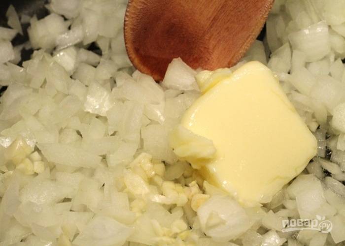 В казанчике или чугунной утятнице растопите сливочное масло вместе с оливковым и обжарьте мелко нарезанный репчатый лук и измельченный чеснок в течение 4-х минут.