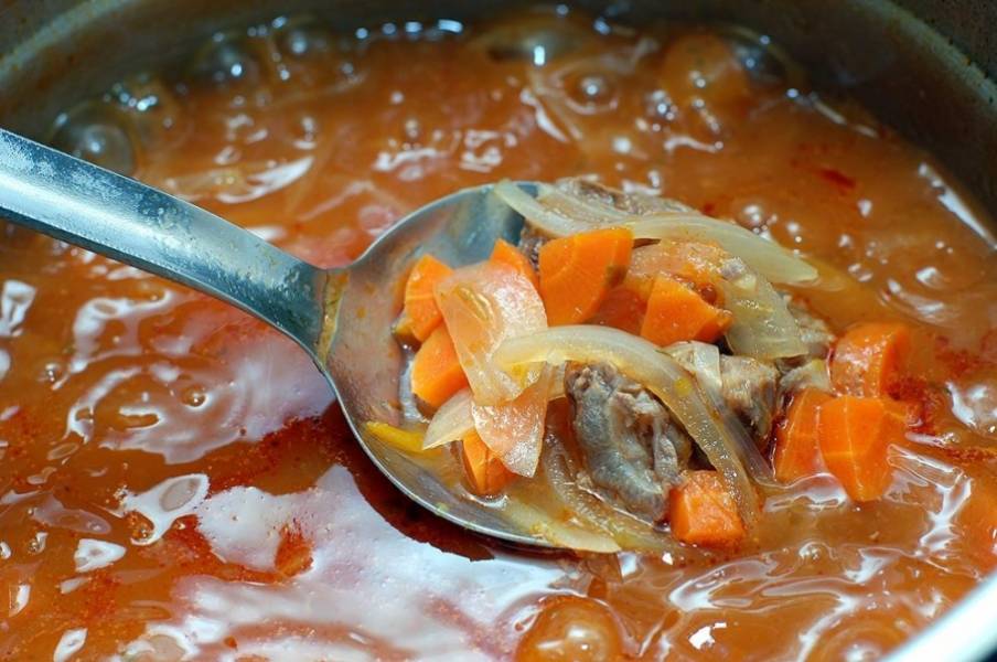 Через пол часа добавляем в суп промытый рис.