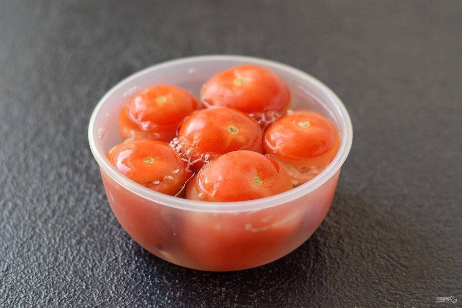 Залейте горячим рассолом помидоры. Оставьте при комнатной температуре на 1 день, затем уберите в холодильник на 3-4 дня.
