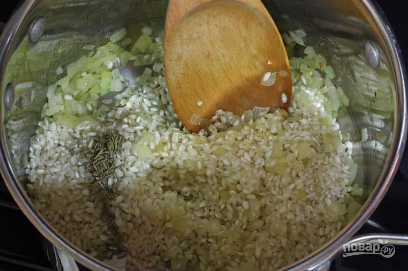 4.	Добавьте в сковороду рис, измельченный свежий розмарин (можно заменить сушеным розмарином), поперчите и готовьте еще минуту.