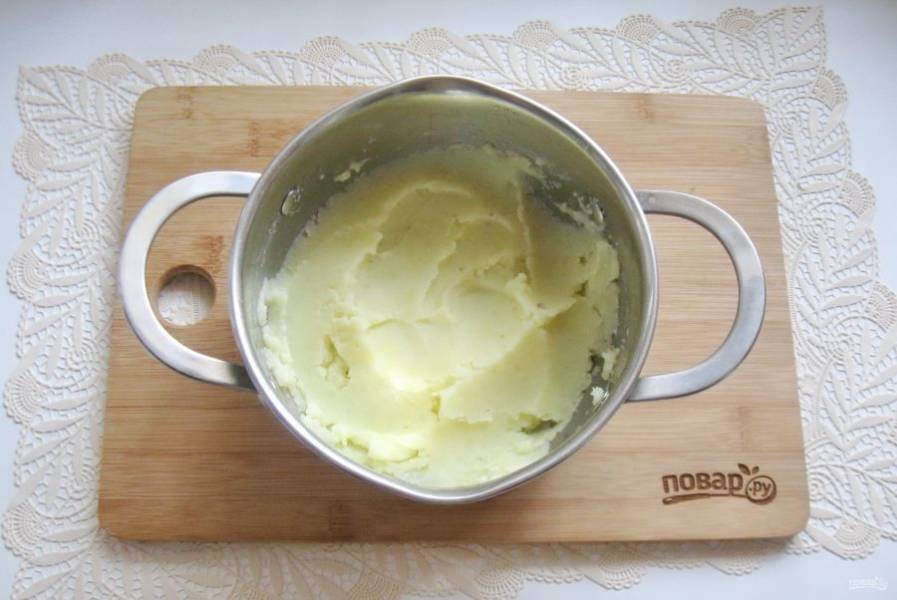 Варите картофель до готовности, воду слейте и добавьте сливочное масло. Приготовьте пюре.