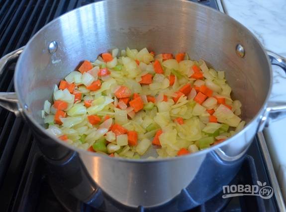 3. В сковороде разогрейте масло. Обжарьте в нём овощи из первого шага до мягкости в течение 5 минут.