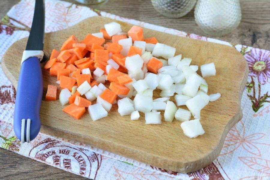 Почистите овощи — морковку и лук. Нарежьте их небольшими кубиками.