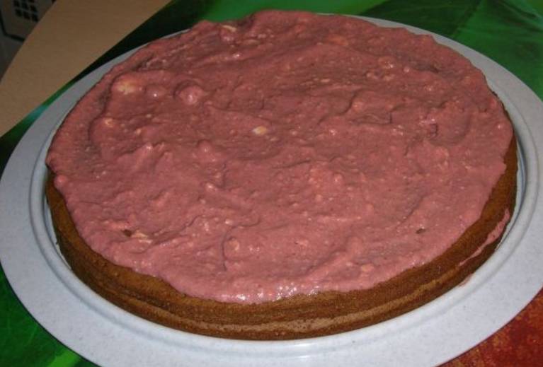 Промазываем бисквитные коржи кремом (все, кроме верхнего) и формируем торт.