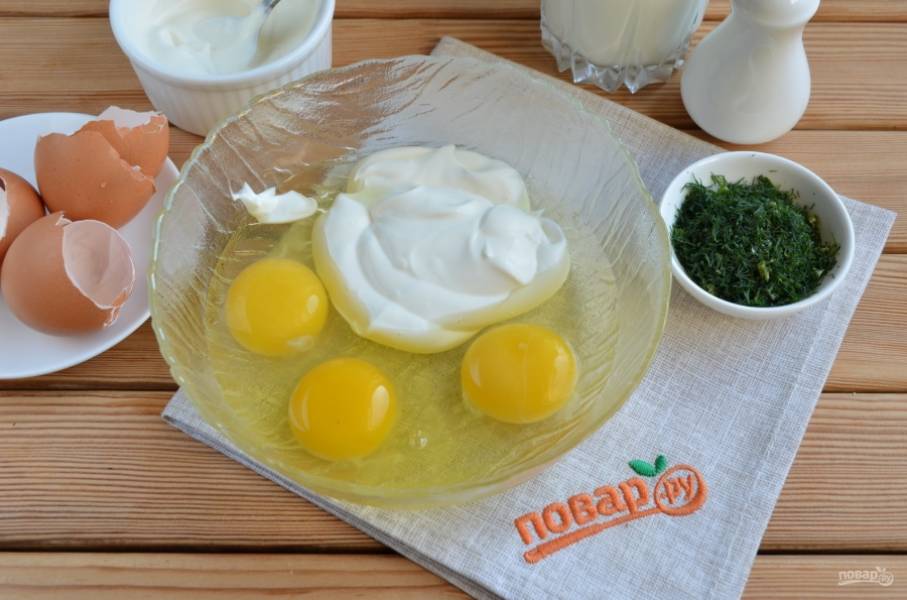 Возьмите удобную для смешивания тару и венчик или миксер. Разбейте яйца, влейте сметану.