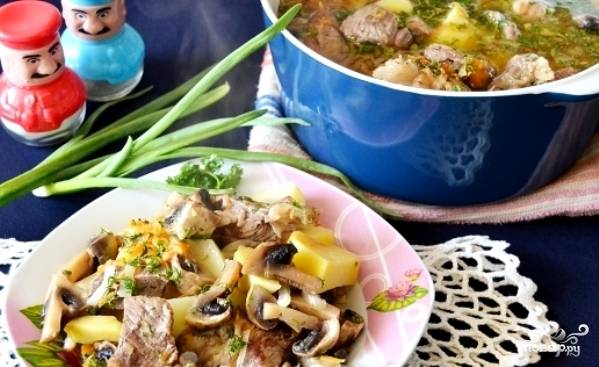 Как приготовить рецепт Cвинина в духовке с грибами и картофелем
