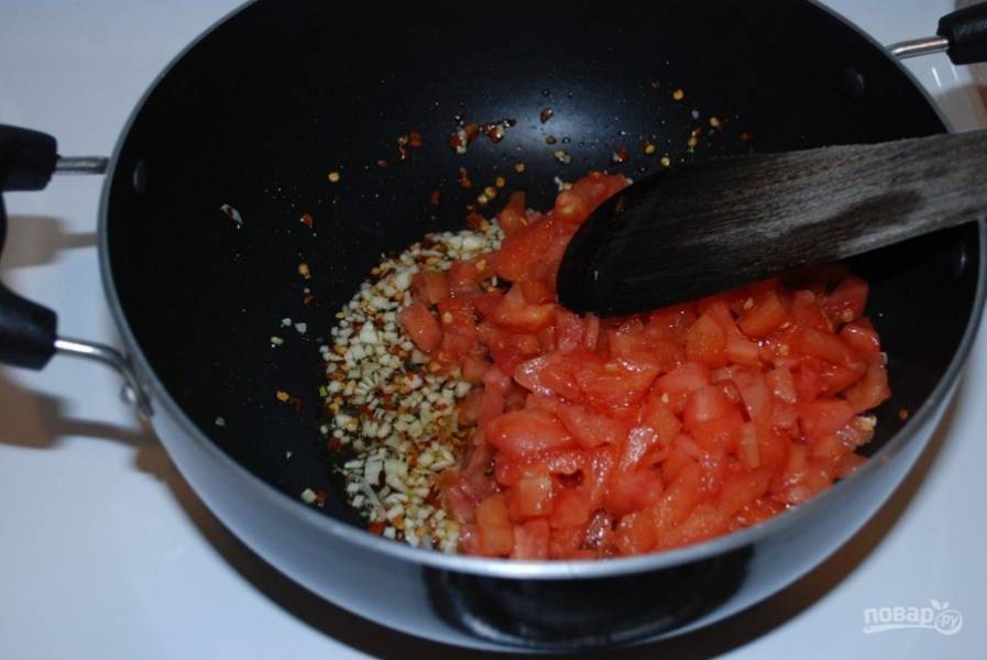 2. Добавьте нарезанный помидор и потушите 10-15 минут.