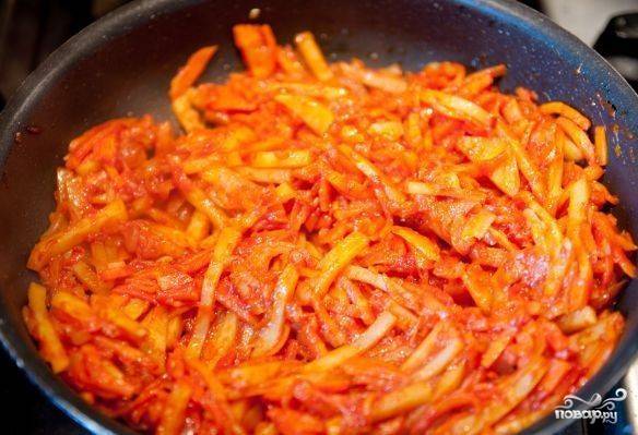 Перемешайте продукты. Жарьте их в течение 5-7 минут.
