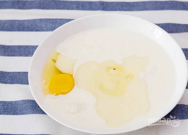 2. Отдельно соедините жидкие ингредиенты: яйцо, растительное масло и кефир. 