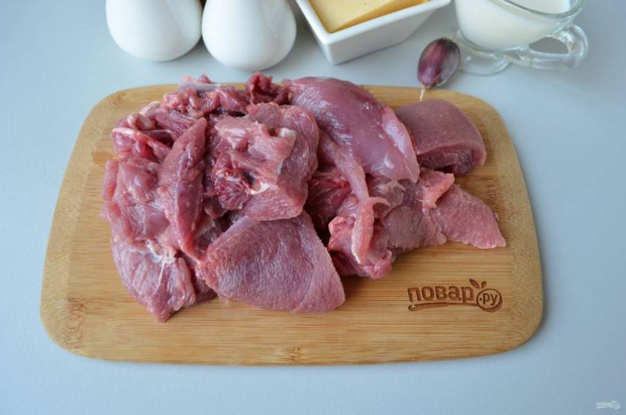 Отделите мясо от костей и кожи. Если используете индюшиное филе, просто порубите его на кусочки, подходящие для блендера.