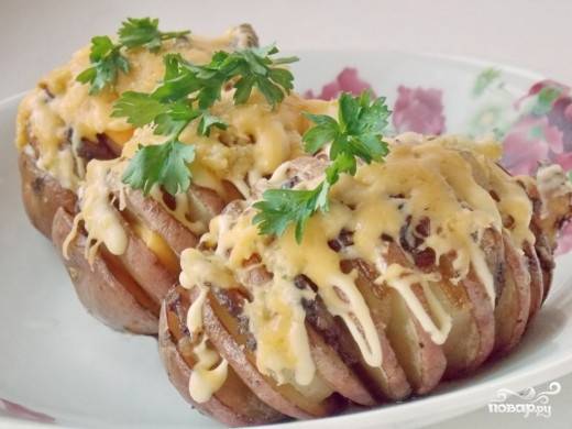 4.  Достаньте картошку из духовки и посыпьте нарезанной петрушкой. Можно подавать к столу. Приятного аппетита! 