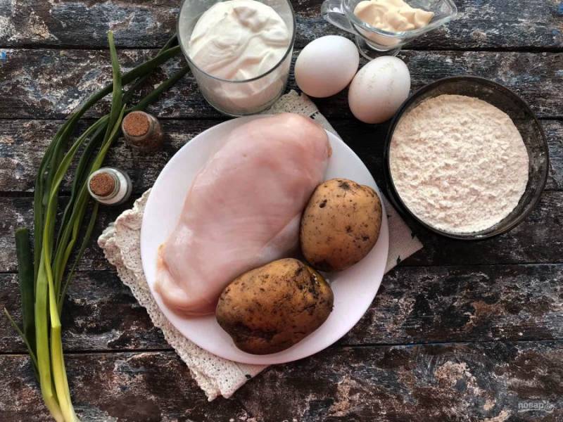 Подготовьте все необходимые ингредиенты для приготовления заливного пирога с курицей и картофелем.