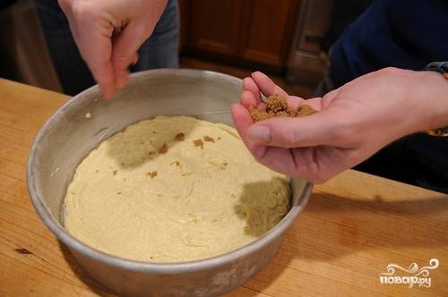 Выкладываем половину теста в смазанную маслом посуду для выпекания, посыпаем коричневым сахаром.
