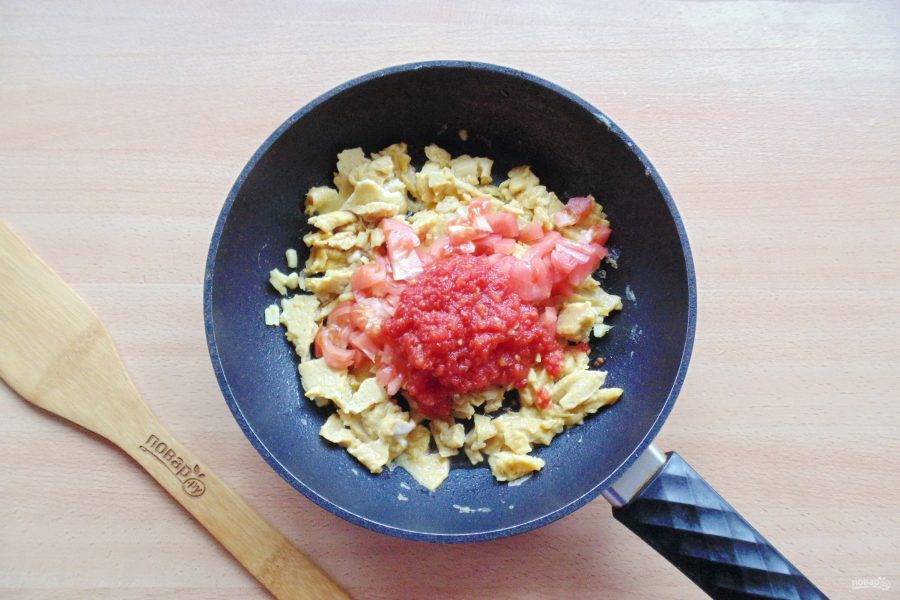 Добавьте измельченные помидоры в собственном соку или домашний томатный морс.