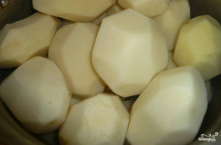 1. Перед тем как приготовить картофельное пюре в блендере, необходимо подготовить все компоненты. Помойте и очистите картофель. Положите его в кастрюлю, залейте кипящей водой.