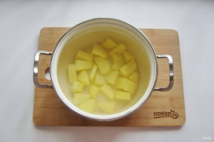 Мясо достаньте из кастрюли. Картофель очистите, помойте и нарежьте. Выложите в бульон. И начинайте варить суп.