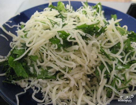 Нарежьте мелко зелень, смешайте ее с тертым сыром моцарелла. Добавьте специи по вкусу.