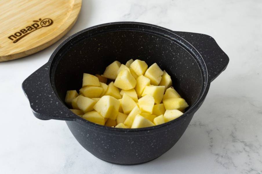 Яблоки очистите, нарежьте кубиками и добавьте в кастрюлю. Варите тыкву и яблоки до мягкости 20-30 минут на средне-низком огне.