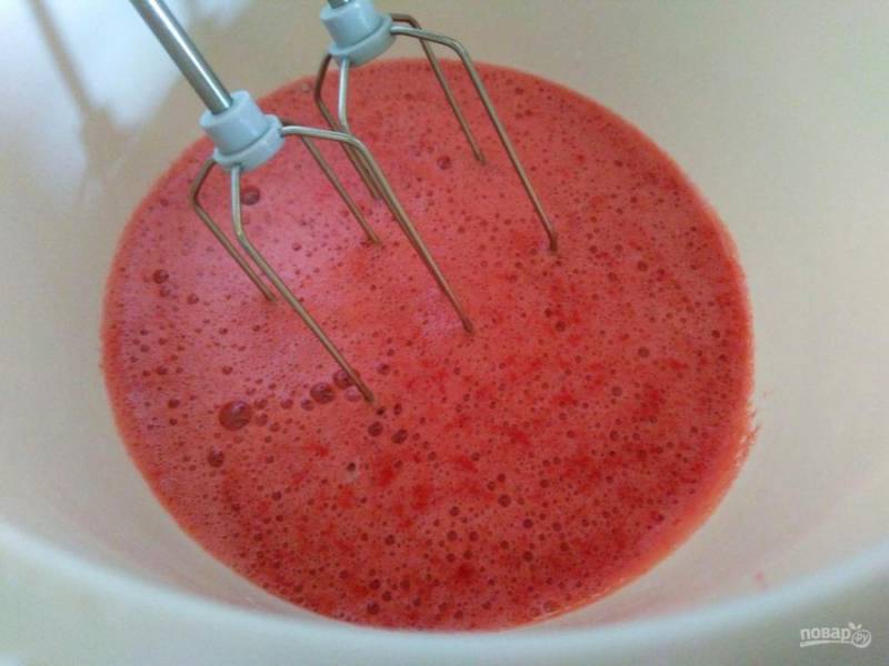 Перелейте тёплую ягодную массу в подходящую ёмкость и взбивайте в течение 8-10 минут. 
