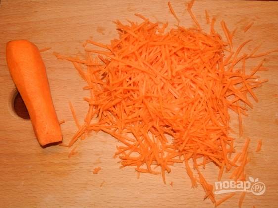 Морковку чистим и трем на терке для корейской моркови.