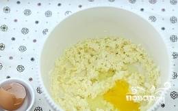 100 грамм масла взбейте с сахаром миксером. Также добавьте яйцо, продолжайте взбивать.