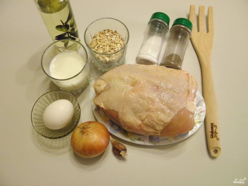 Приготовьте продукты для котлеток. Очистите лук и чеснок, грудку тщательно вымойте.