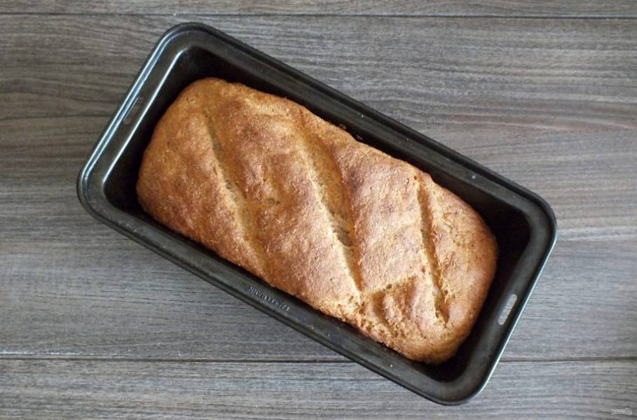 Готовый хлеб достаньте из духовки. Выдержите в форме 15 минут.