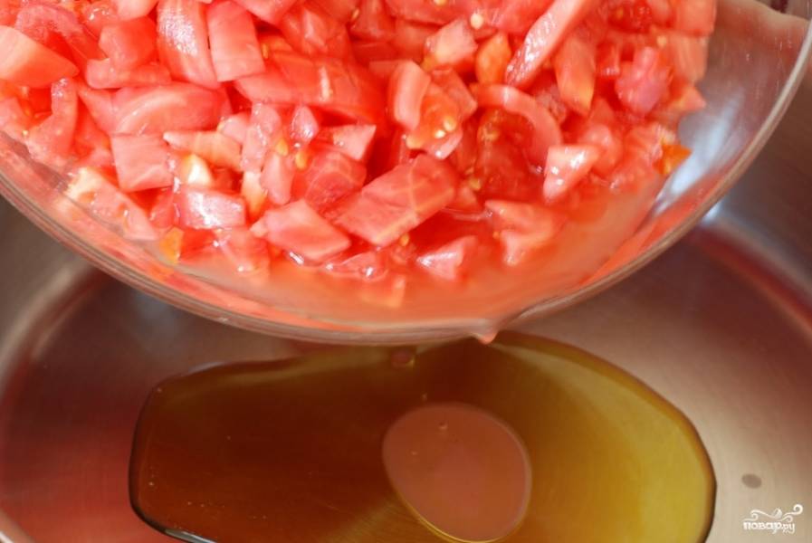 Разогреваем в сковороде оливковое масло, загружаем туда нарезанные помидоры.
