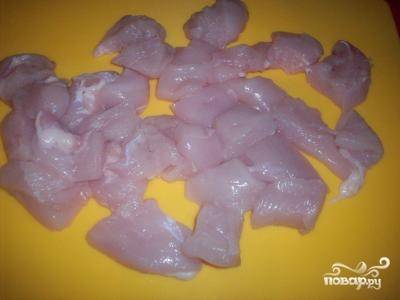 Куриное мясо отделить от грудины, нарезать кубиками размером 1,5х1,5 сантиметра. 